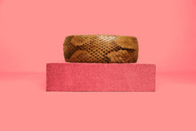 Charger l'image dans la galerie, Bracelet manchette cuir python beige femme BANDIA Shayza