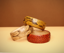 Charger l'image dans la galerie, bracelet manchette cuir python beige orange jaune femme BANDIA Shayza