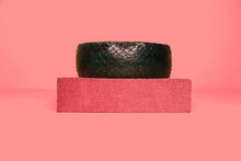 Charger l'image dans la galerie, Bracelet manchette cuir python vert femme BANDIA Shayza