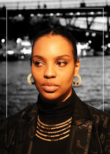 Charger l&#39;image dans la galerie, Femme_noire_collier_python_cuir_beige_nuit_paris_shayza_etsy_afrikrea
