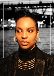 Femme_noire_collier_python_cuir_beige_nuit_paris_shayza_etsy_afrikrea